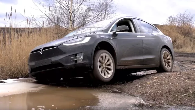 Tesla Model X v náročném terénu. Dokázal ho elektromobil projet?