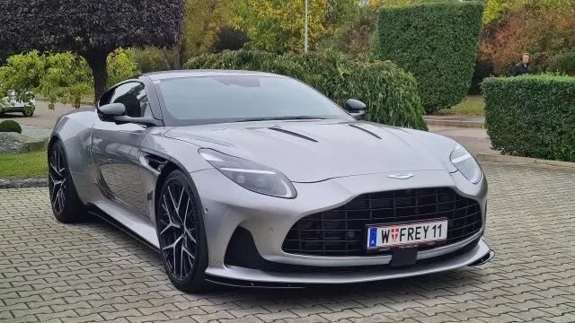 Aston Martin DB12 poprvé v Česku! Tradiční motor V12 nahradil ještě silnější osmiválec od Mercedesu s výkonem 680 koní