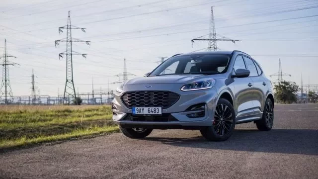 Ford Kuga 2.5 Duratec Hybrid umí šetřit peníze a krájet zatáčky
