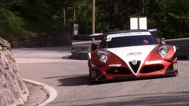 Alfa Romeo 4C s V8 pod kapotou točí šílených 11 000 otáček a řádí na závodech do vrchu