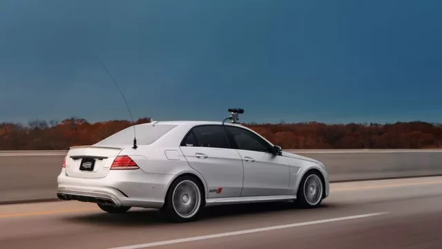 Napříč Amerikou za 27 hodin a 25 minut: Silně nelegální rekord Cannonballu byl opět pokořen