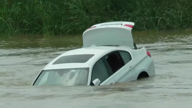 Ind dostal k 18. narozeninám nové BMW. Poslal ho do řeky, chtěl totiž Jaguar