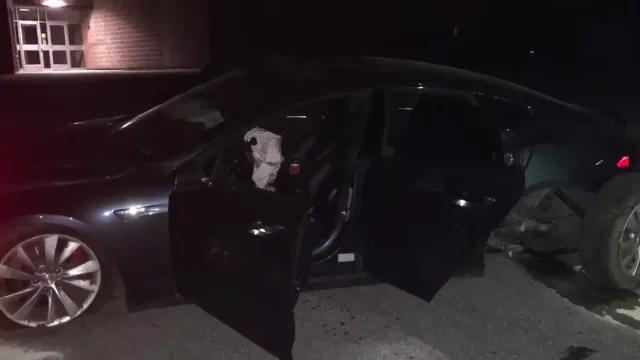 A pak, že auta nelétají. Tahle Tesla se proletěla pěkně daleko