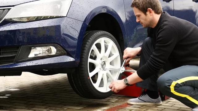 Jak opravit defekt pneumatiky? Výhody i nevýhody rezervy, opravné sady a spreje