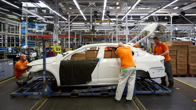 Škodovka odhaluje, jak se balí auta na cestu do Indie