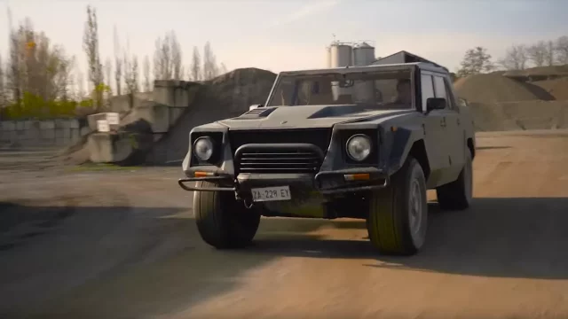 Lamborghini LM002 v rukou Top Gearu dovádí v blátě