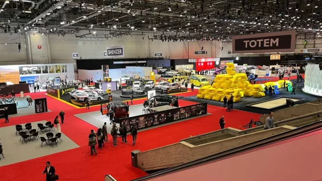 Skomírající ženevský autosalon sloužil spíš jako muzeum supersportů. Novinek bylo pomálu, na projití stačily dvě hodiny