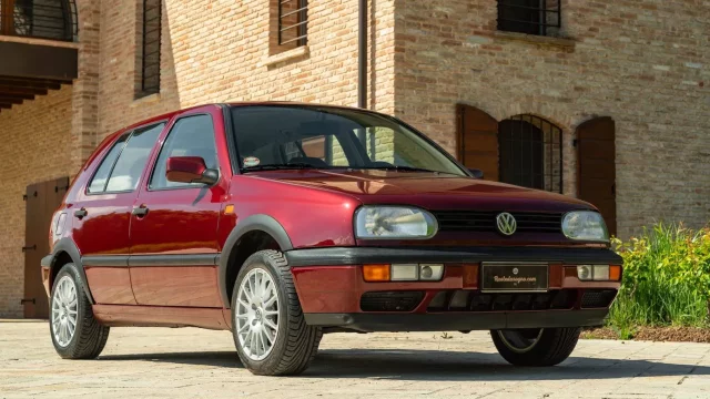 Třetí generace Volkswagen Golf se prodává za 200 tisíc korun a vypadá jako nové auto