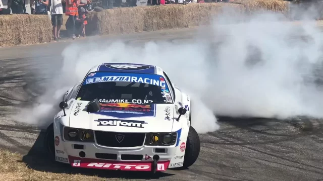 Bestiálně upravená Mazda RX-7 pálí gumy na festivalu rychlosti v Goodwoodu