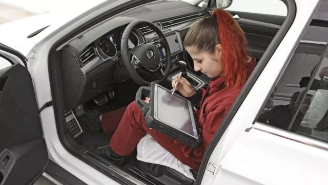 Porsche Česká republika podporuje studenty automobilových oborů v samostudiu