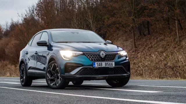 Renault Arkana v provedení „duch Alpine“ skvěle vypadá a dobře jezdí, nákup hybridu si ale dobře rozmyslete