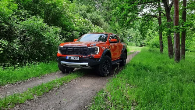 Ford Ranger Raptor se tváří jako pracovní auto, ale je to pick-up snů