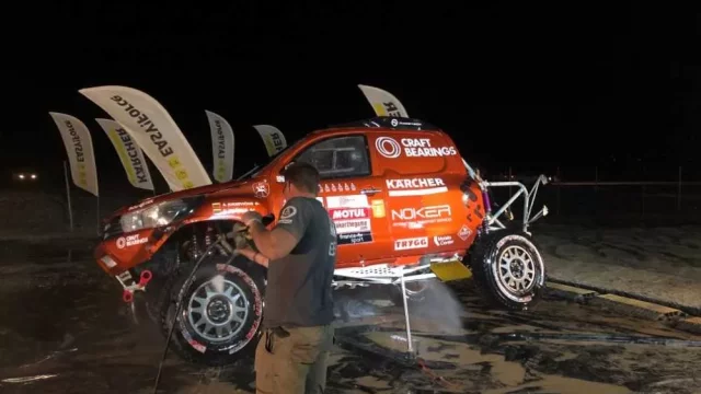 Jak se čistí závodní auta na Dakaru? Pomocí mobilní stanice v kamionu