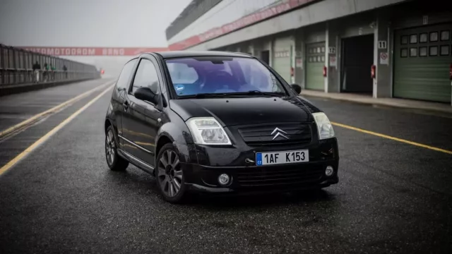Citroën C2 VTS: Jak funguje kapesní raketa za jednu výplatu na Masarykově okruhu?