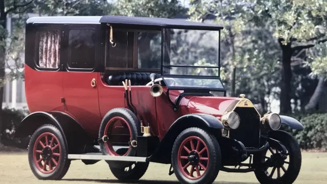 Historické Mitsubishi Model A vstoupilo do síně slávy. Vyrábělo se pomocí dlát a kladiv