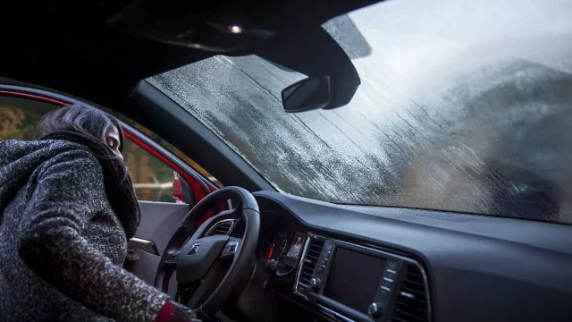 Bezpečné řízení v zimě: Zjistěte, jak nejrychleji odmlžit okna, co si obléknout a jakou nastavit teplotu