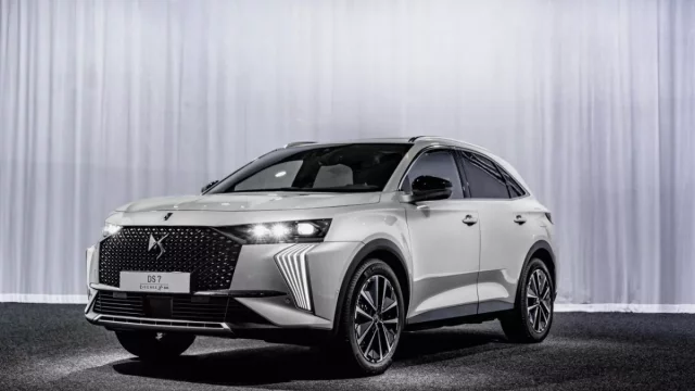 Přepych, extravagance a nově také hybridních 360 koní. Francouzi osvěžili svoje luxusní SUV