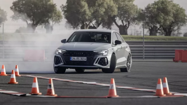 Pozor, nekorektní zábava: Vybrali jsme sedm funkcí, které řidičům dělají radost a na které úředníci zapomněli, jinak by je zakázali