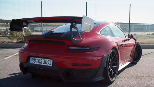 Chris Harris z Top Gearu řídí (a vodí smykem) Porsche 911 GT2 RS MR