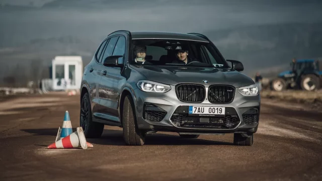 BMW xDrive Experience 2020: Otestovali jsme čtyřkolky BMW a Mini na blátě (reportáž)