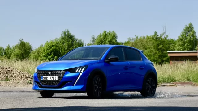 Peugeot 208 GT je francouzská drobotina, která ukazuje, že malá auta to nebalí