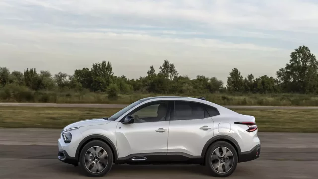 Citroën C4 X dorazil do českých luhů a hájů. Začíná pod půl milionem (první dojmy)