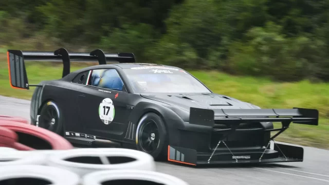Nissan GT-R s brutálními křídly dobývá závod do vrchu