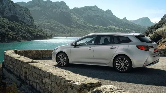 Polovina Čechů jezdí na dovolenou autem. Konzervy s jídlem balí už jenom desetina