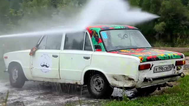 Máte špinavé auto? Hasičskou hadici na to rozhodně neberte