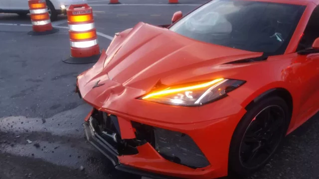 Novou Corvette si užil jen 26 hodin než mu zkřížil cestu opilý řidič. Možná dostane nový vůz