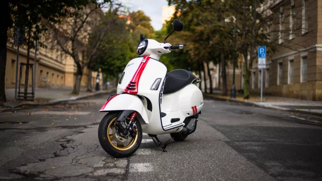 Test skútru Vespa GTS Super Racing Sixties 125, pouličního závodníka v jedné stopě