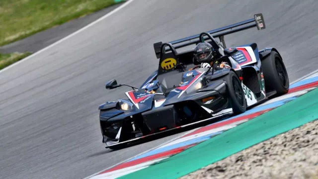 Na Masarykově okruhu se pokusí o unikátní traťový rekord nevidomý řidič