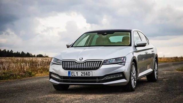 Test Škody Superb iV, české limuzíny do zásuvky