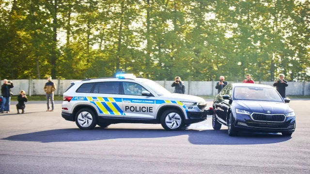 Policisté si převzali prvních 50 Kodiaqů s motorem z RS a vytlačovacím rámem. Jsou výkonnější než Octavie, ale také těžší, větší a podstatně dražší