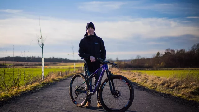 Kristian Hynek vyhrál „Dakar na kolech“. Co si myslí o soužití cyklistů a motoristů? (rozhovor)