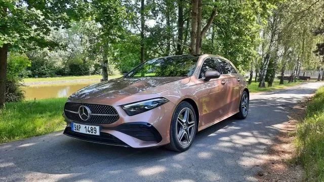Mercedes s motorem z Dacie překvapil cenou a komfortem. I v základu má výbavy na rozdávání