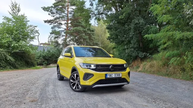 Volkswagen T-Cross potěší jak ve městě, tak mimo něj. Se silnější motorem má příjemný šmrnc