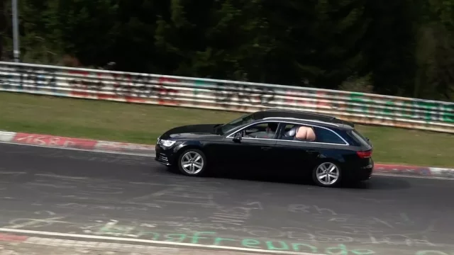Rakovan: Zábava na Nordschleife. Samozřejmě auta, ale co ty holé zadky?