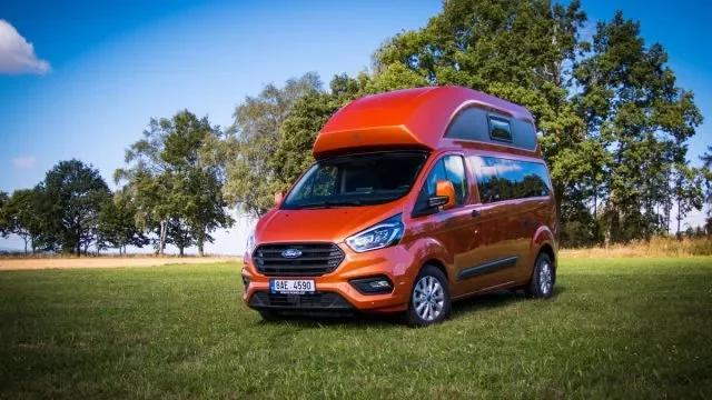 Test Fordu Nugget, pojízdného paneláčku, kterému nechybí ani toaleta