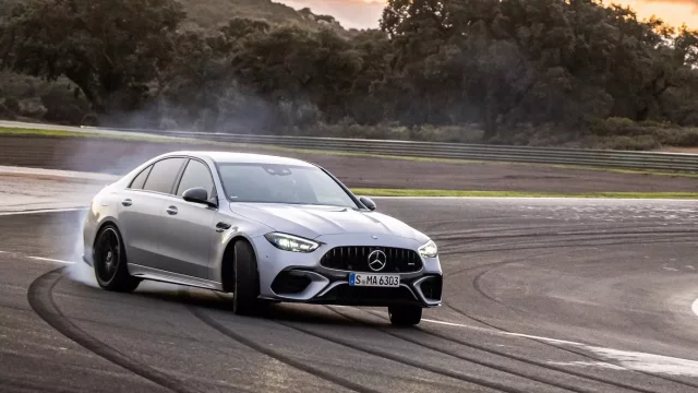 Hoax: Mercedes hodlá znovuobnovit své motory V8 u modelů AMG C a E. Současné čtyřválce se neprodávají
