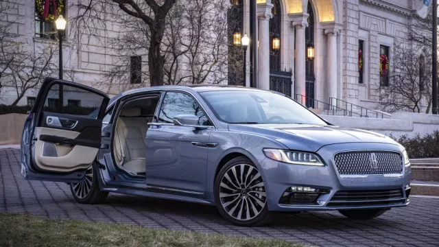 Lincoln Continental dostal dveře po vzoru limuzíny, ve které byl zavražděn prezident Kennedy
