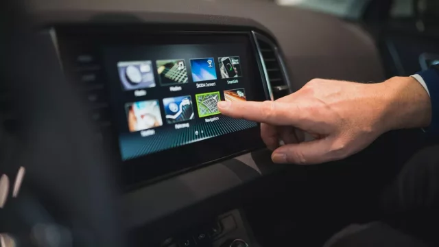 Roztržitost za volantem je příčinou až čtvrtiny nehod. Vedle telefonu je nebezpečné i nastavování navigace a rádia