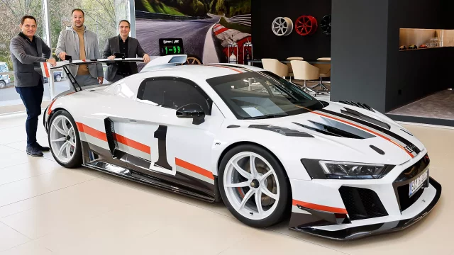 Zájemci o skutečně radikální sporťák pozor. ABT postavilo na značky Audi R8 ze seriálu DTM. Nic extrémnějšího tenhle úpravce dosud nenabízel