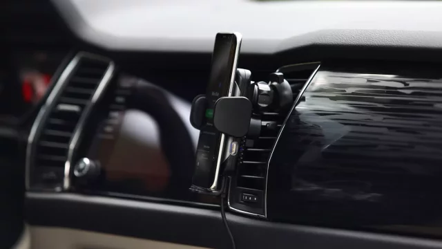 Yenkee představuje novou bezdrátovou nabíječku mobilních telefonů. Usnadní život za volantem