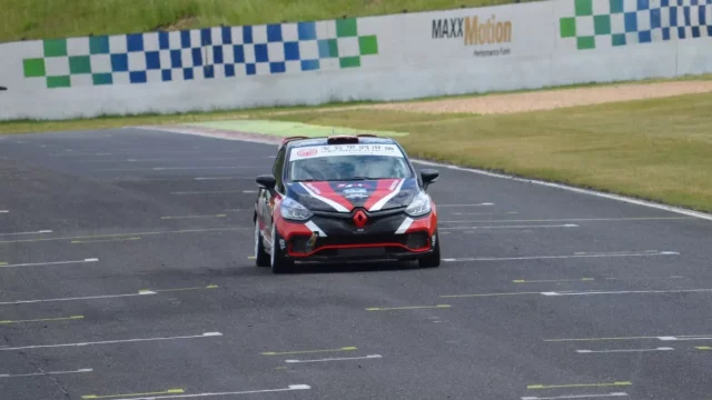 Nevidomý řidič vyrazil na mostecký závodní okruh a stanovil rekord