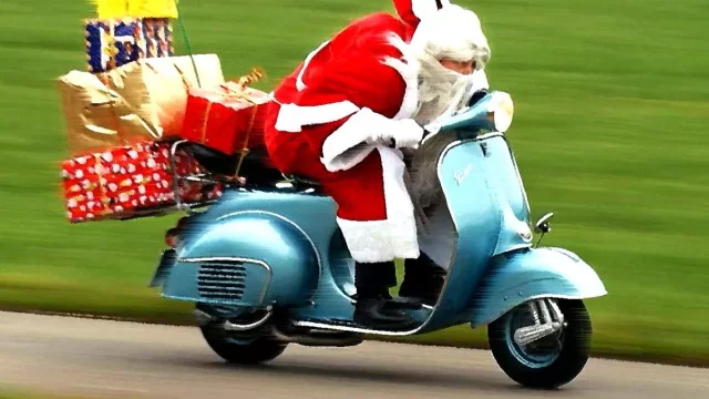 Akční honička v ulicích Paříže: Santa na motorce nahání řidičku, která srazila chodce