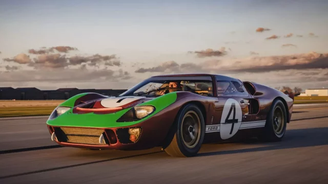 Originální Ford GT40 z Le Mans 1966 míří do aukce. Ani nevyhrál, ale může stát přes 200 milionů