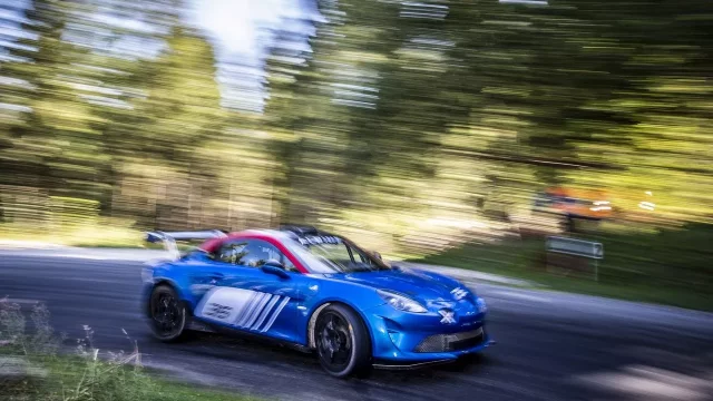Alpine A110 se představuje v rallye verzi. Oživuje původní legendu