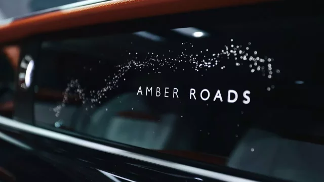 Jantarová stezka ve spojitosti s luxusem? Rolls-Royce odhaluje zakázkový model.