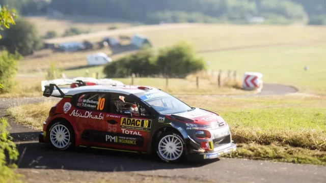 Německému farmáři se nelíbily závody rallye. Na protest zaparkoval přímo uprostřed trati